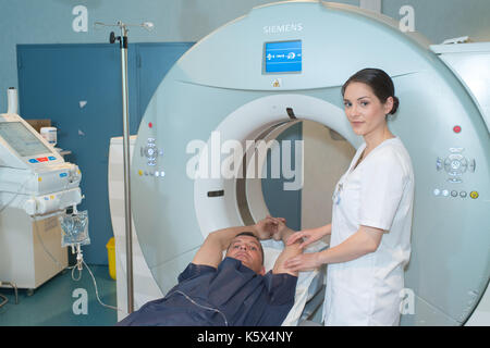 Technicien en radiologie au cours de la procédure d'examen par résonance magnétique Banque D'Images