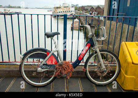 London, UK, 10/09/2017 Santander Boris bike récupéré de la Tamise à l'autorité portuaire à la Thames Barrier. Banque D'Images