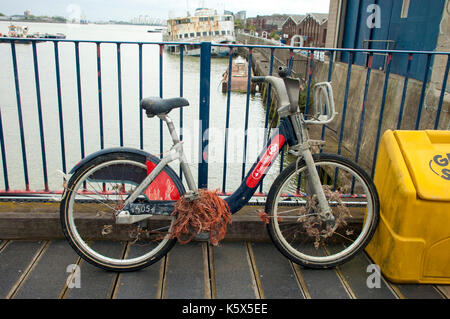 London, UK, 10/09/2017 Santander Boris bike récupéré de la Tamise à l'autorité portuaire à la Thames Barrier. Banque D'Images