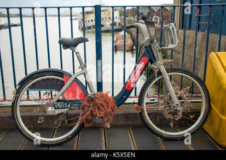 London, UK, 10/09/2017 Santander Boris bike récupéré de la Tamise à l'autorité portuaire à la Thames Barrier. Banque D'Images