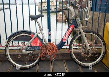 London, UK, 10/09/2017 Santander Boris bike récupéré de la Tamise à l'autorité portuaire à la Thames Barrier. Banque D'Images