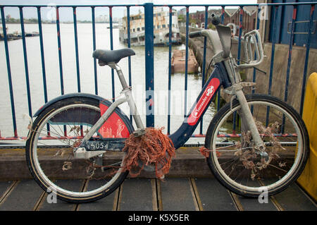 London, UK, 10/09/2017 Santander Boris bike récupéré de la Tamise à l'autorité portuaire à la Thames Barrier. Banque D'Images