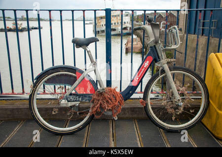 London, UK, 10/09/2017 Santander Boris bike récupéré de la Tamise à l'autorité portuaire à la Thames Barrier. Banque D'Images