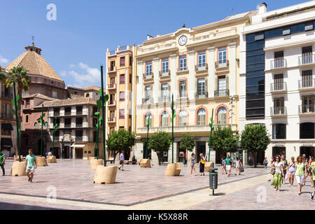 Les personnes qui traversent la Plaza de la Constitucion, Malaga, Espagne Banque D'Images