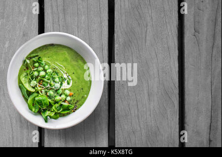 Soupe aux pois sur table en bois Banque D'Images