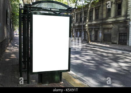 Blank billboard sur station d'autobus de ville Banque D'Images