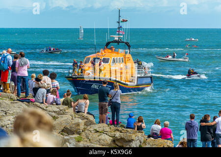 Llangefni lifeboat vue par la foule à partir de la rive à Llangefni lifeboat 2017 journée événement sur anglesey Banque D'Images