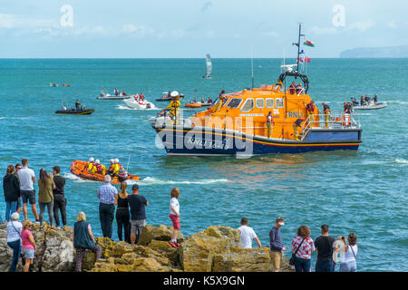 Llangefni lifeboat vue par la foule à partir de la rive à Llangefni lifeboat 2017 journée événement sur anglesey Banque D'Images