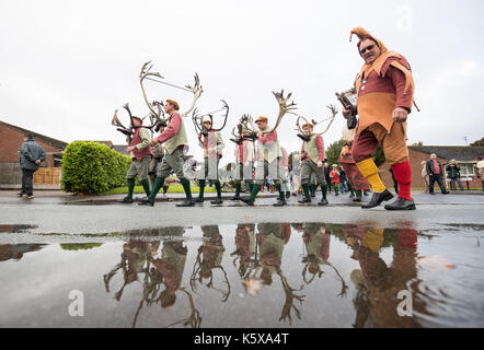 Les villageois ruraux participent à la coutume de la corne de la danse, réalisées chaque année sur se réveille lundi, le premier lundi après le 4 septembre, "pour assurer le succès de la chasse, à Abbots Bromley, dans le Staffordshire. Banque D'Images