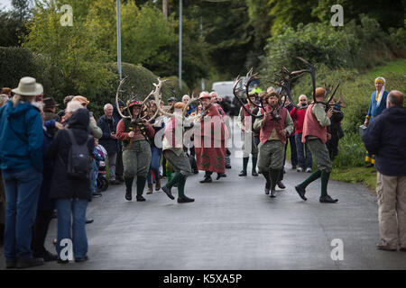 Les villageois ruraux participent à la coutume de la corne de la danse, réalisées chaque année sur se réveille lundi, le premier lundi après le 4 septembre, "pour assurer le succès de la chasse, à Abbots Bromley, dans le Staffordshire. Banque D'Images