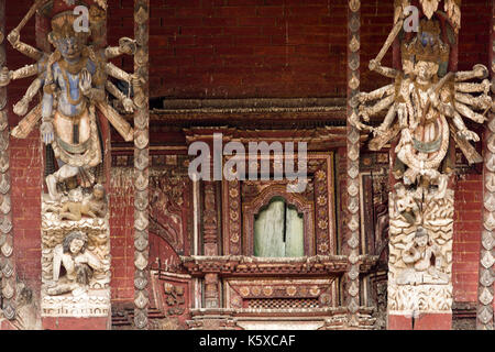 Les travaux d'artisanat en bois artistique en temple de changunarayan, Bhaktapur, Népal Banque D'Images