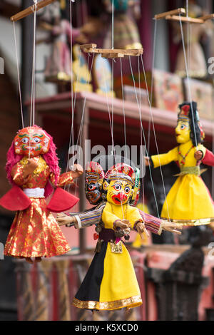 En bois fait main marionnettes suspendues à vendre à Bhaktapur, Népal Banque D'Images