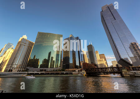 Le centre-ville de Chicago et Chicago River avec les ponts pendant le coucher du soleil. Banque D'Images