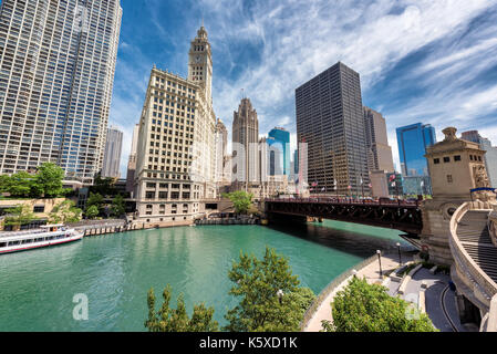 Le centre-ville de Chicago et Chicago River avec des ponts pendant les jours ensoleillés. Banque D'Images