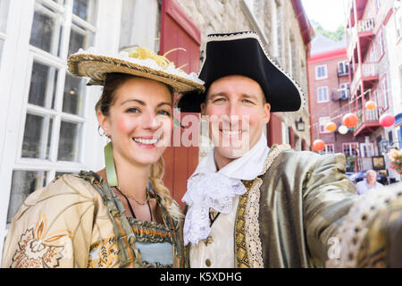 Beau couple de longue robe médiévale en extérieur dans la ville de Québec Banque D'Images