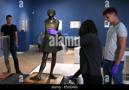 La sculpture de bronze &ocirc;Petite danseuse de quatorze ans&otilde ; par Edgar Degas est déplacé en position, une partie d'une nouvelle manifestation, 'Degas : une passion pour la perfection', au Fitzwilliam Museum de Cambridge. Banque D'Images