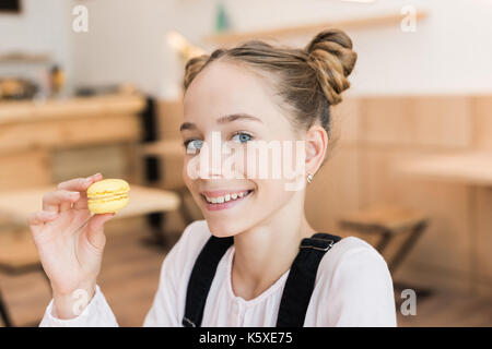 Belle fille de l'adolescence avec le macaron Banque D'Images