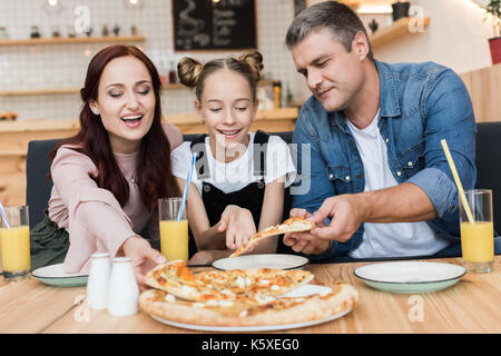 Happy Family eating pizza Banque D'Images