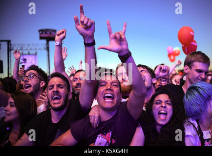 Berlin, Allemagne. Sep 10, 2017 fans cheer. à l'loollapalooza au hoppegarten horse race track à Berlin, Allemagne, 10 septembre 2017. Le festival Lollapalooza a lieu le 9 et 10 septembre 2017. photo : britta pedersen/dpa-zentralbild/zb/dpa/Alamy live news Banque D'Images