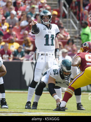 Philadelphia Eagles quarterback Carson Wentz (11) appelle des signaux au premier trimestre contre les Redskins de Washington à FedEx Field à Landover, Maryland, le dimanche 10 septembre 2017. Crédit : Ron Sachs/CNP /MediaPunch Banque D'Images