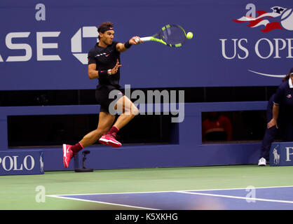 New York, États-Unis. Sep 10, 2017. US Open de Tennis : New York, 10 Septembre, 2017 - Rafael Nadal de retour à l'Espagne va un coup de Kevin Anderson, de l'Afrique du Sud, au cours de l'US Open masculin en finale de Flushing Meadows, New York. Nadal a gagné le match en trois manches pour remporter le titre Crédit : Adam Stoltman/Alamy Live News Banque D'Images