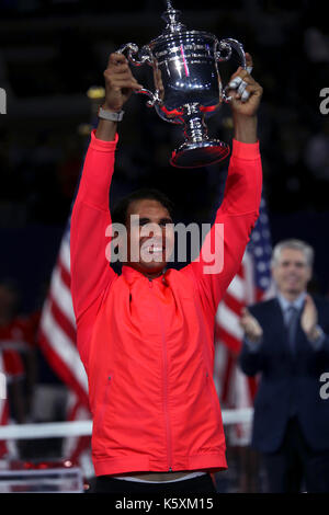 New York, États-Unis. Sep 10, 2017. US Open de Tennis : New York, 10 Septembre, 2017 - Rafael Nadal d'Espagne soulève le trophée après sa victoire sur Kevin Anderson d'Afrique du Sud, à l'US Open masculin en finale de Flushing Meadows, New York. Crédit : Adam Stoltman/Alamy Live News Banque D'Images