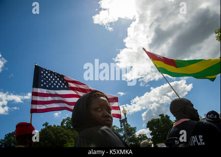 Les Etats-Unis et le Togo flag vu voler côte à côte pendant la manifestation. Une petite foule se rassemble en face de la Maison Blanche pour protester contre le dictateur togolais Faure Gnassingbe.Avant son élection, il a été nommé par son père, le Président Gnassingbé Eyadéma, en tant que ministre de l'équipement, des Mines, des postes et télécommunications, servant de 2003 à 2005. À la suite du décès du Président Eyadéma Gnassingbé en 2005, a immédiatement été installé à la présidence avec le soutien de l'armée. Des doutes sur la légitimité constitutionnelle de la succession conduit à de lourdes pressions régionales mis sur Gnassingbé, et il subsequentl Banque D'Images