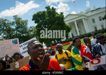 Un homme vu scandant des slogans pendant la manifestation. Une petite foule se rassemble en face de la Maison Blanche pour protester contre le dictateur togolais Faure Gnassingbe.Avant son élection, il a été nommé par son père, le Président Gnassingbé Eyadéma, en tant que ministre de l'équipement, des Mines, des postes et télécommunications, servant de 2003 à 2005. À la suite du décès du Président Eyadéma Gnassingbé en 2005, a immédiatement été installé à la présidence avec le soutien de l'armée. Des doutes sur la légitimité constitutionnelle de la succession conduit à de lourdes pressions régionales mis sur Gnassingbé, et il a par la suite démissionner Banque D'Images