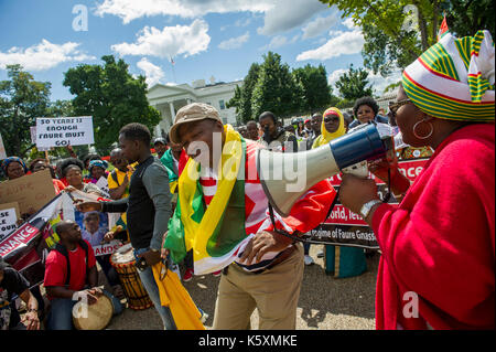 Une petite foule se rassemble en face de la Maison Blanche pour protester contre le dictateur togolais Faure Gnassingbe.Avant son élection, il a été nommé par son père, le Président Gnassingbé Eyadéma, en tant que ministre de l'équipement, des Mines, des postes et télécommunications, servant de 2003 à 2005. À la suite du décès du Président Eyadéma Gnassingbé en 2005, a immédiatement été installé à la présidence avec le soutien de l'armée. Des doutes sur la légitimité constitutionnelle de la succession conduit à de lourdes pressions régionales mis sur Gnassingbé, et par la suite, il a démissionné le 25 février. Il a ensuite gagné une élection présidentielle controversée Banque D'Images