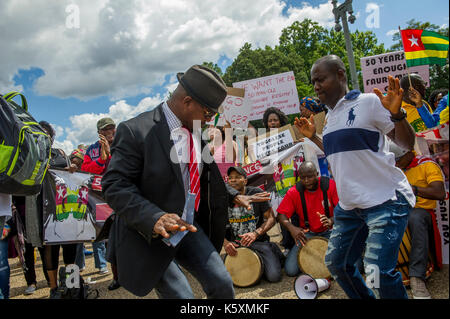 Une petite foule se rassemble en face de la Maison Blanche pour protester contre le dictateur togolais Faure Gnassingbe.Avant son élection, il a été nommé par son père, le Président Gnassingbé Eyadéma, en tant que ministre de l'équipement, des Mines, des postes et télécommunications, servant de 2003 à 2005. À la suite du décès du Président Eyadéma Gnassingbé en 2005, a immédiatement été installé à la présidence avec le soutien de l'armée. Des doutes sur la légitimité constitutionnelle de la succession conduit à de lourdes pressions régionales mis sur Gnassingbé, et par la suite, il a démissionné le 25 février. Il a ensuite gagné une élection présidentielle controversée Banque D'Images