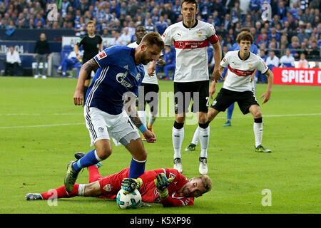 Gelsenkirchen, Allemagne. Sep 10, 2017. Stuttgart, gardien de ron-robert zieler (bas) rivalise avec Schalke 04 guido burgstaller au cours de la Bundesliga match de foot à Gelsenkirchen, Allemagne occidentale, sur sept. 10, 2017. Schalke 04 a gagné 3-1. crédit : Joachim bywaletz/Xinhua/Alamy live news Banque D'Images