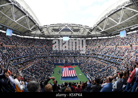 Rinçage NY- SEPTEMBRE 10: *** NO NY DAILIES*** 2017 US Open pour Homme final - un drapeau est déployé pendant l'hymne national avant le match de championnat sur le stade Arthur Ashe pendant l'US Open au USTA Billie Jean King National tennis Center le 10 septembre 2017 à Flushing Queens. Crédit : mpi04/MediaPunch Banque D'Images