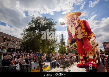 Lichtenvoorde, Pays-Bas. Sep 10, 2017. personnes regarder la parade des fleurs annuelles à lichtenvoorde, aux Pays-Bas, sept. 10, 2017. lichtenvoorde détient le corso fleuri avec des chars décorés avec des millions de dahlia chaque deuxième dimanche de septembre. crédit : rick nederstigt/Xinhua/Alamy live news Banque D'Images