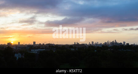 Londres, Royaume-Uni. Sep 11, 2017, Londres. Le 11 septembre 2017. Le soleil se lève en donnant à l'horizon de Londres définition comme un nouveau jour se lève sur la ville. crédit : Paul Davey/Alamy live news Banque D'Images