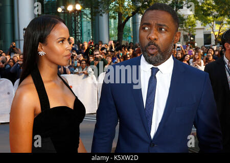 Idris elba et sabrina dhowre participant à la montagne entre le 'nous' premiere au cours de la 42e festival international du film de Toronto à bell Roy Thomson Hall le 10 septembre 2017 à Toronto, Canada Banque D'Images