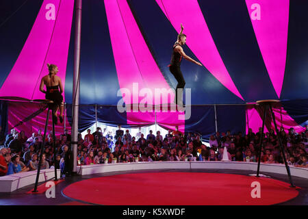 Chicago, États-Unis. 10 septembre 2017. Un interprète de Midnight Circus se produit au McKinley Park à Chicago, aux États-Unis, le 10 septembre 2017. Midnight Circus fondée en 1995 est une petite troupe d'artistes de Chicago. Elle a présenté des spectacles dans les parcs locaux pour faire des profits pour soutenir des organismes de bienfaisance chaque année depuis 2007. Maintenant, il devient un bon endroit pour les parents et les enfants. Crédit : Wang Ping/Xinhua/Alamy Live News Banque D'Images