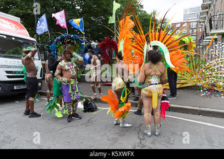 Londres, Royaume-Uni. Sep 10, 2017 Danseurs et artistes. Se préparer à prendre part à l'hackney un défilé de carnaval à Hackney, East London. crédit : Vickie flores/Alamy live news Banque D'Images