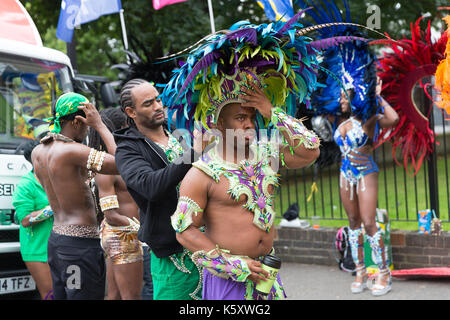 Londres, Royaume-Uni. Sep 10, 2017 Danseurs et artistes. Se préparer à prendre part à l'hackney un défilé de carnaval à Hackney, East London. crédit : Vickie flores/Alamy live news Banque D'Images