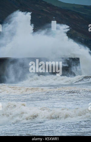 Pays de Galles Aberystwyth uk, lundi 11 septembre 2017 uk weather : strong force de coup de vent et une mer le phare du port de la pâte et du rivage à Aberystwyth, sur la côte de la baie de Cardigan dans l'ouest du pays de Galles. un met office d'alerte "jaune" a été émis pour les régions sud-ouest du Royaume-Uni, avec des rafales allant jusqu'à 60mph prévu au cours de la matinée. Crédit photo : Keith morris/Alamy live news Banque D'Images