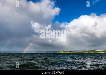 Polkerris, Cornwall, UK. Sep 11, 2017 météo :. uk, vents et averses de pluie a frappé la côte sud-est de Cornwall provoquant une spectaculaire arc-en-ciel sur la baie de St Austell. prises de polkerris vers par et crinnis beach. Credit : james pearce/Alamy live news Banque D'Images