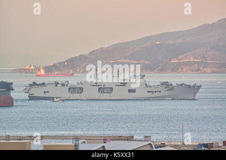 Gibraltar. Sep 11, 2017 arrivée à l'océan. Le hms gibraltar à 0830h le 11 septembre 2017 pour aller chercher des fournitures et du matériel qu'il se préparait à la tête dans l'Atlantique. à la base navale britannique de Gibraltar, les navires de la marine royale d'argent tous ses hélicoptères pour le pont pour faire place à des marchandises qui seront prises pour les Caraïbes dans le cadre de l'aide humanitaire dans les missions de ceux qui sont touchés par les récents ouragans. crédit : Stephen ignacio/Alamy live news Banque D'Images