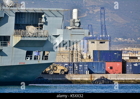 Gibraltar. Sep 11, 2017 arrivée à l'océan. Le hms gibraltar à 0830h le 11 septembre 2017 pour aller chercher des fournitures et du matériel qu'il se préparait à la tête dans l'Atlantique. à la base navale britannique de Gibraltar, les navires de la marine royale d'argent tous ses hélicoptères pour le pont pour faire place à des marchandises qui seront prises pour les Caraïbes dans le cadre de l'aide humanitaire dans les missions de ceux qui sont touchés par les récents ouragans. crédit : Stephen ignacio/Alamy live news Banque D'Images