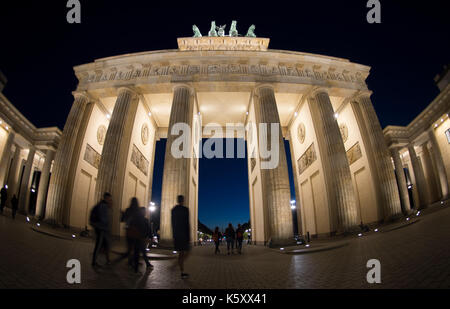 Berlin, Allemagne. Sep 10, 2017. Le bleu velouté ciel nocturne peut être vu sur la porte de Brandebourg à Berlin, Allemagne, 10 septembre 2017. photo : Paul zinken/dpa/Alamy live news Banque D'Images