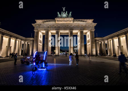 Berlin, Allemagne. Sep 10, 2017. Le bleu ciel de nuit peut être vu sur la porte de Brandebourg à Berlin, Allemagne, 10 septembre 2017. photo : Paul zinken/dpa/Alamy live news Banque D'Images