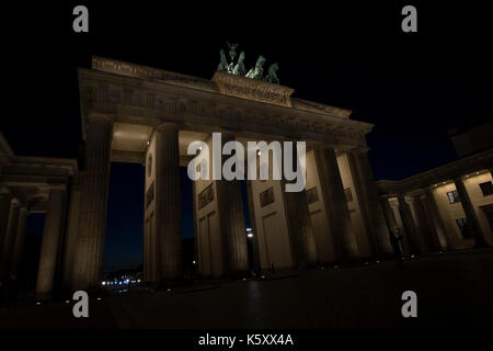 Berlin, Allemagne. Sep 10, 2017. Le bleu velouté ciel nocturne peut être vu sur la porte de Brandebourg à Berlin, Allemagne, 10 septembre 2017. photo : Paul zinken/dpa/Alamy live news Banque D'Images