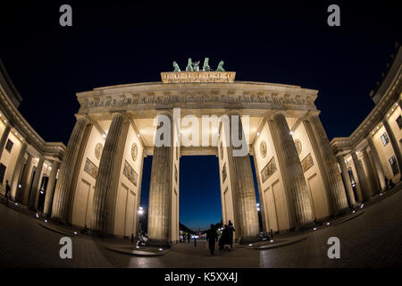 Berlin, Allemagne. Sep 10, 2017. Le bleu velouté ciel nocturne peut être vu sur la porte de Brandebourg à Berlin, Allemagne, 10 septembre 2017. photo : Paul zinken/dpa/Alamy live news Banque D'Images