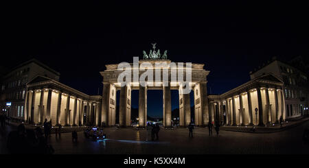 Berlin, Allemagne. Sep 10, 2017. Le bleu velouté ciel nocturne peut être vu sur la porte de Brandebourg à Berlin, Allemagne, 10 septembre 2017. photo : Paul zinken/dpa/Alamy live news Banque D'Images