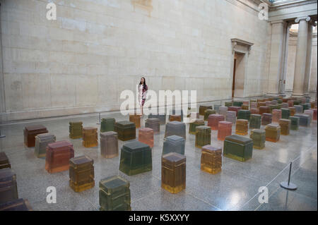 La Tate Britain, Londres, Royaume-Uni. Sep 11, 2017. Exposition de grande envergure de travail par l'artiste contemporain Rachel Whiteread se déroule du 12 septembre 2017 au 21 janvier 2018, y compris des sculptures à grande échelle. Photographie : Sans titre (100 places), 1995. Posés avec galerie personnel. Résine 100 moulages de la face inférieure des chaises, affiché dans le Nerval des galeries. Credit : Malcolm Park/Alamy Live News. Banque D'Images