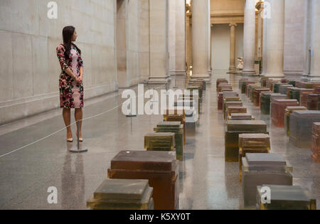 La Tate Britain, Londres, Royaume-Uni. Sep 11, 2017. Exposition de grande envergure de travail par l'artiste contemporain Rachel Whiteread se déroule du 12 septembre 2017 au 21 janvier 2018, y compris des sculptures à grande échelle. Photographie : Sans titre (100 places), 1995. Posés avec galerie personnel. Résine 100 moulages de la face inférieure des chaises, affiché dans le Nerval des galeries. Credit : Malcolm Park/Alamy Live News. Banque D'Images