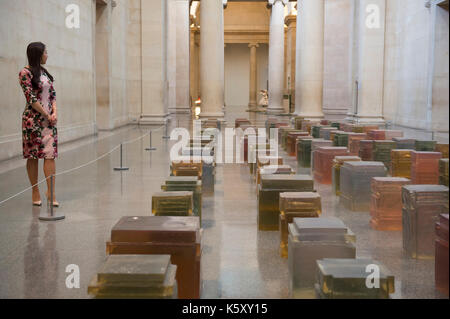 La Tate Britain, Londres, Royaume-Uni. Sep 11, 2017. Exposition de grande envergure de travail par l'artiste contemporain Rachel Whiteread se déroule du 12 septembre 2017 au 21 janvier 2018, y compris des sculptures à grande échelle. Photographie : Sans titre (100 places), 1995. Posés avec galerie personnel. Résine 100 moulages de la face inférieure des chaises, affiché dans le Nerval des galeries. Credit : Malcolm Park/Alamy Live News. Banque D'Images